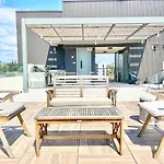 Beautiful One Bedroom Apartment With View Of City