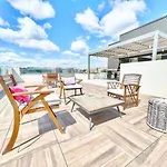 Beautiful One Bedroom Apartment With View Of City