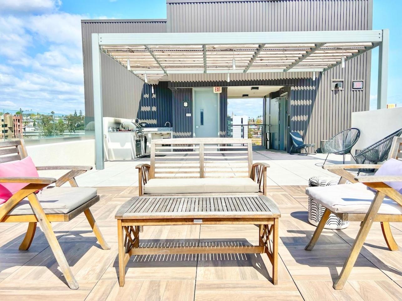Beautiful One Bedroom With View Of Apartment *