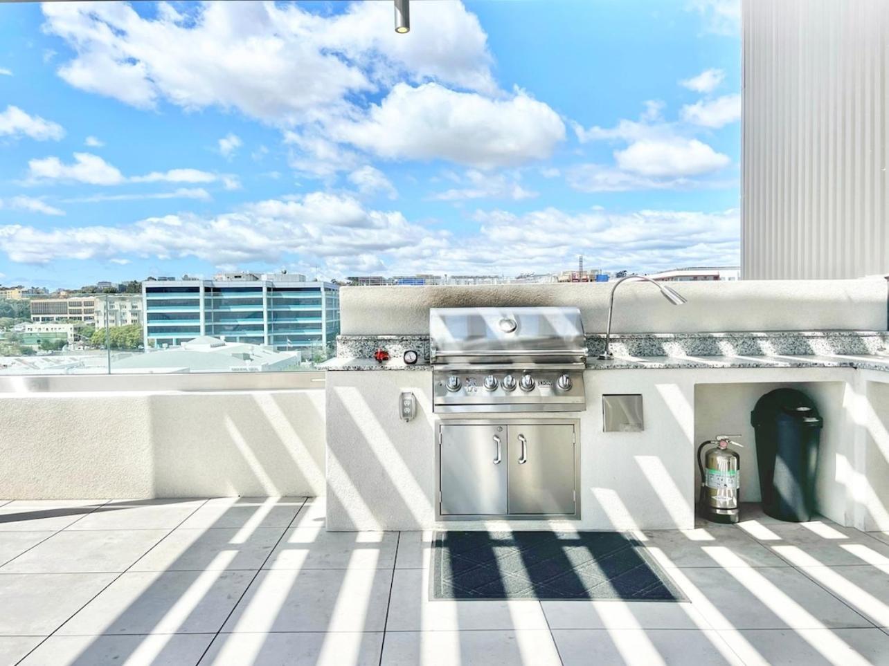 Beautiful One Bedroom With View Of Apartment *