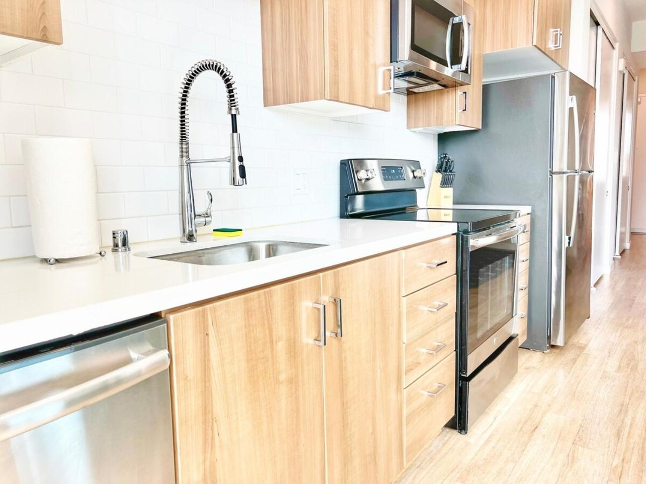 Beautiful One Bedroom With View Of Apartment *
